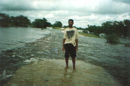 Erlon em Mocambique enfrentando uma enchente.